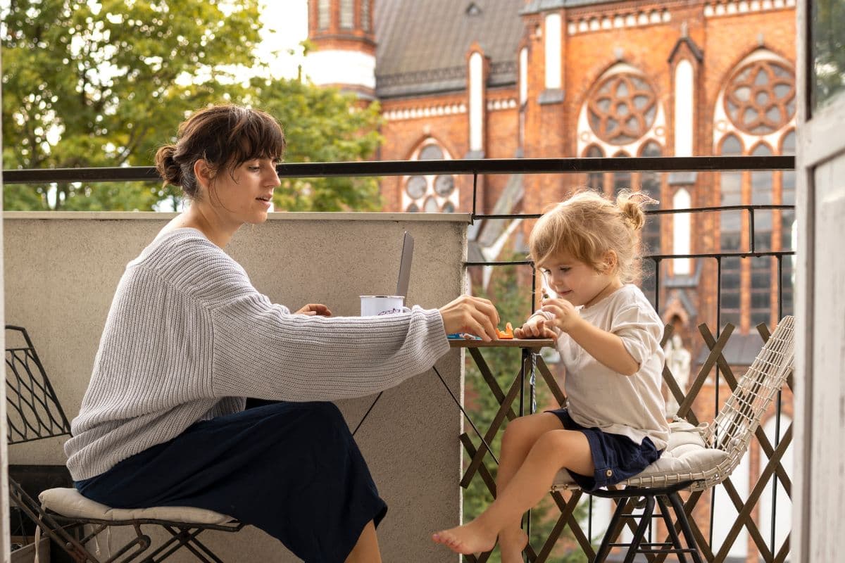 Las mejores mesas colgantes para balcones pequeños